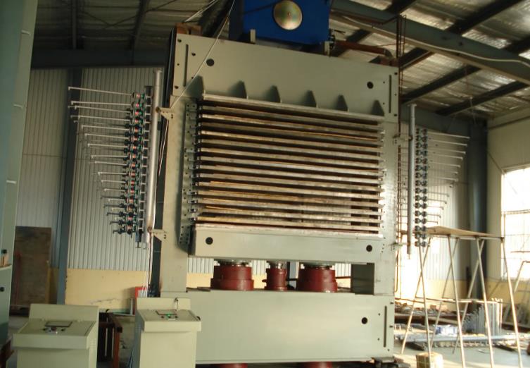 Hot press equipment for multi-layer plywood