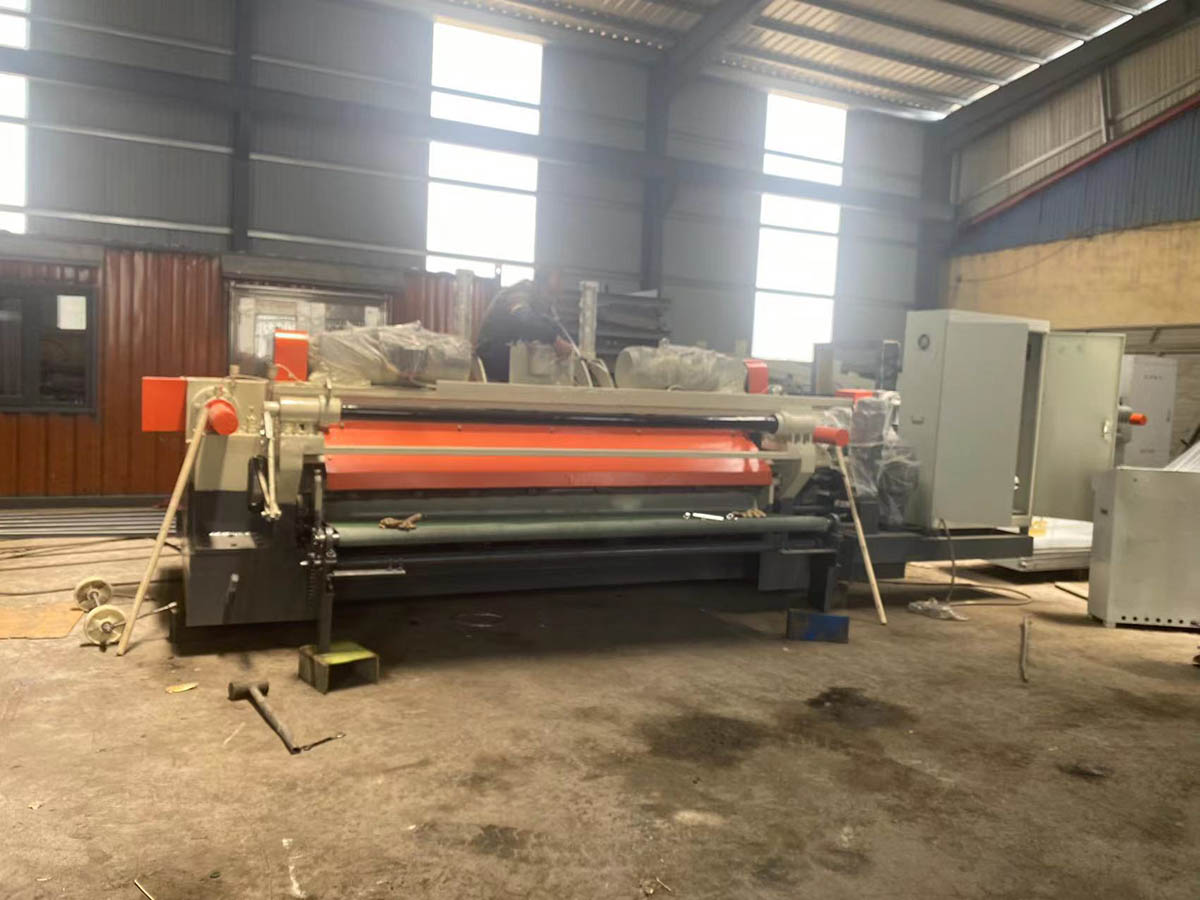 Wood veneer rotary cutting thickness control