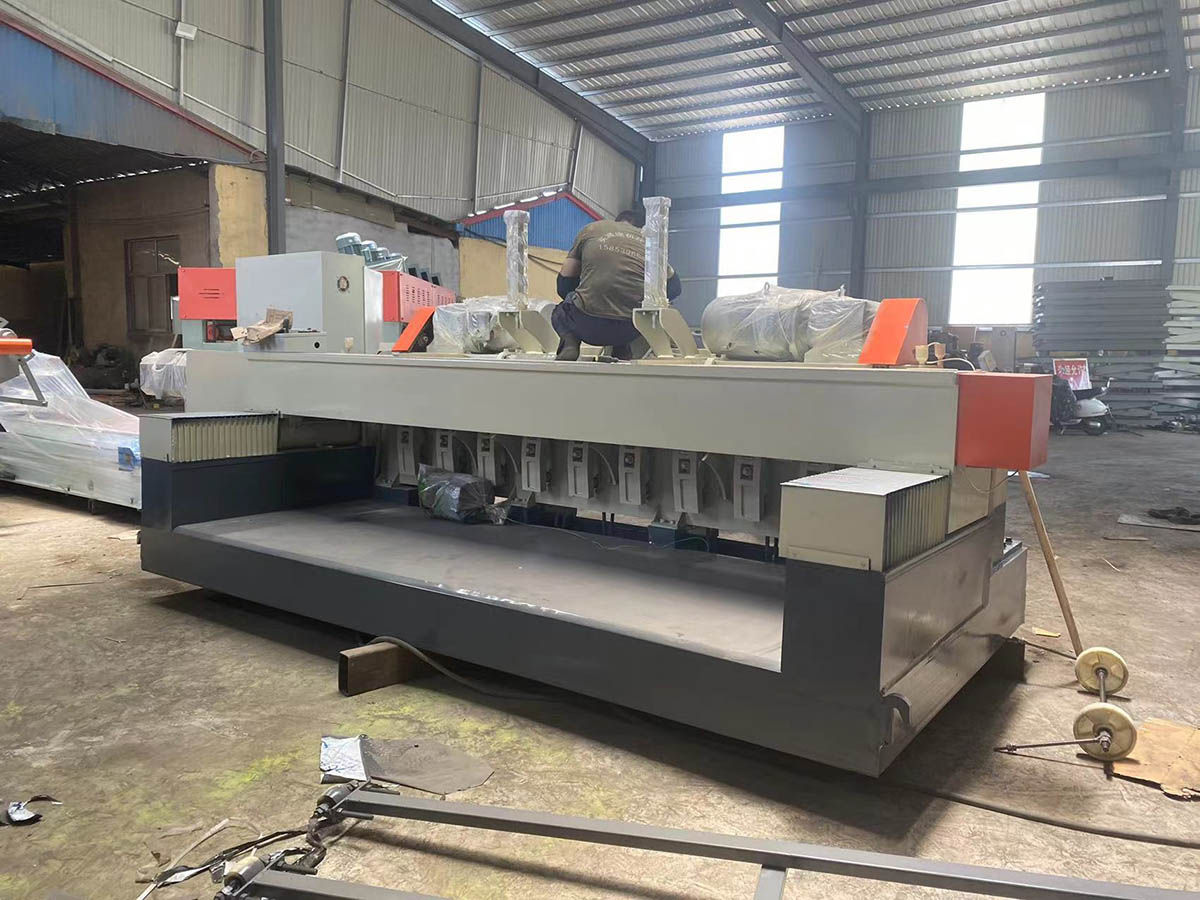 What are the advantages of a cardless veneer rotary cutting machine